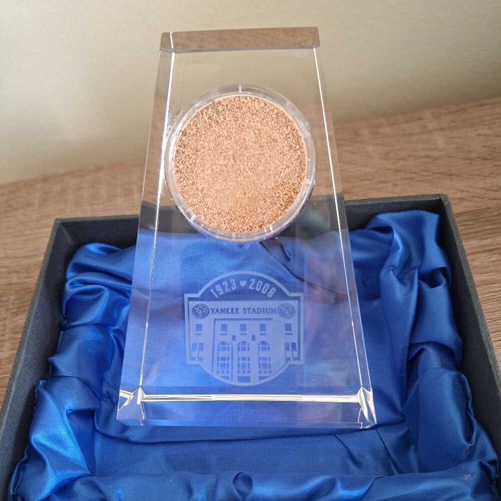 Yankees Crystal Paper Weight 1923-2009 Collector Memorablilia Stadium Final Game